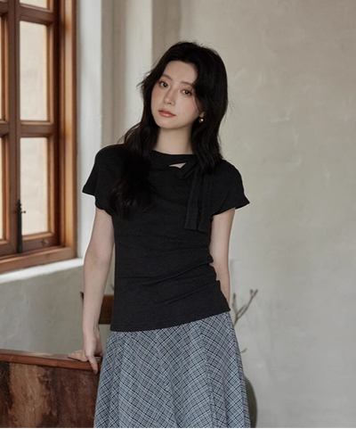 タイトシルエットカットアウトネックリボンTシャツ