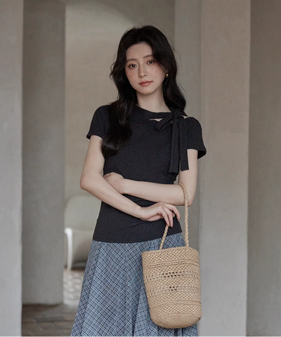 タイトシルエットカットアウトネックリボンTシャツ