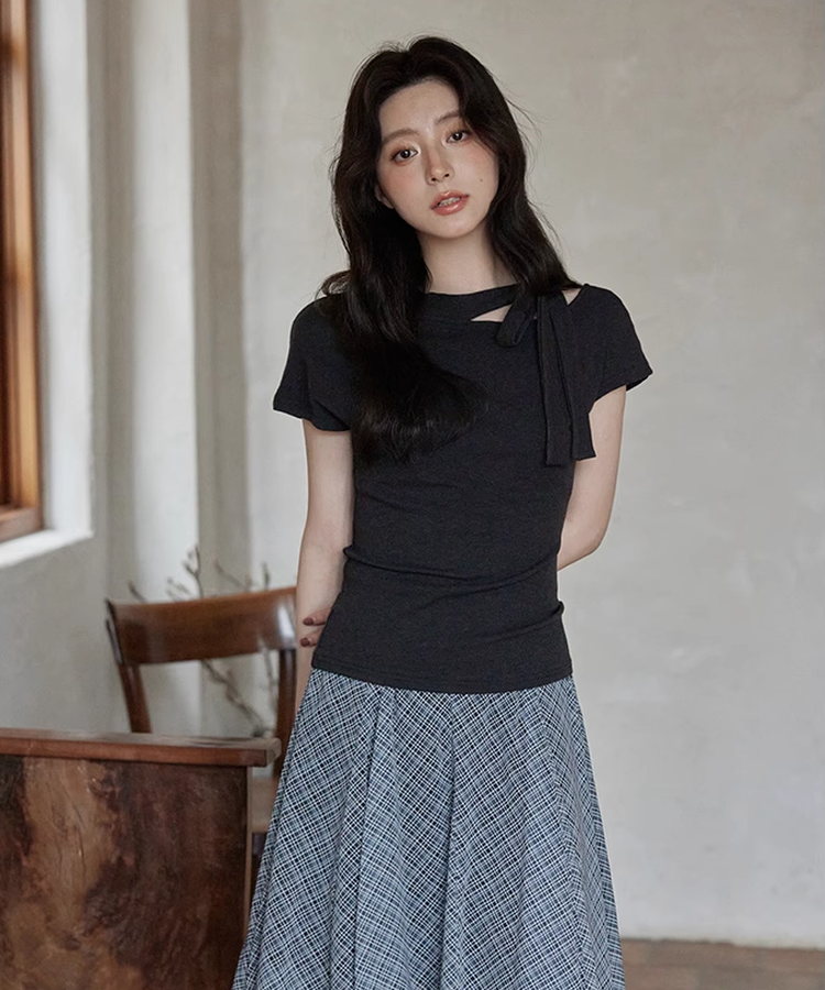 タイトシルエットカットアウトネックリボンTシャツ