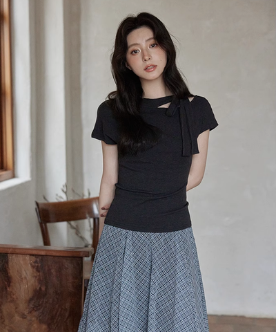 タイトシルエットカットアウトネックリボンTシャツ