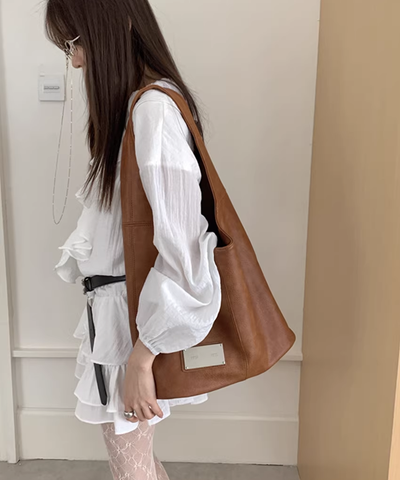 メタルプレート付きフェイクレザーワンショルダーバッグ