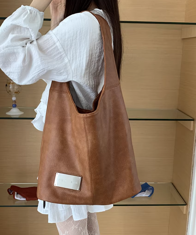 メタルプレート付きフェイクレザーワンショルダーバッグ