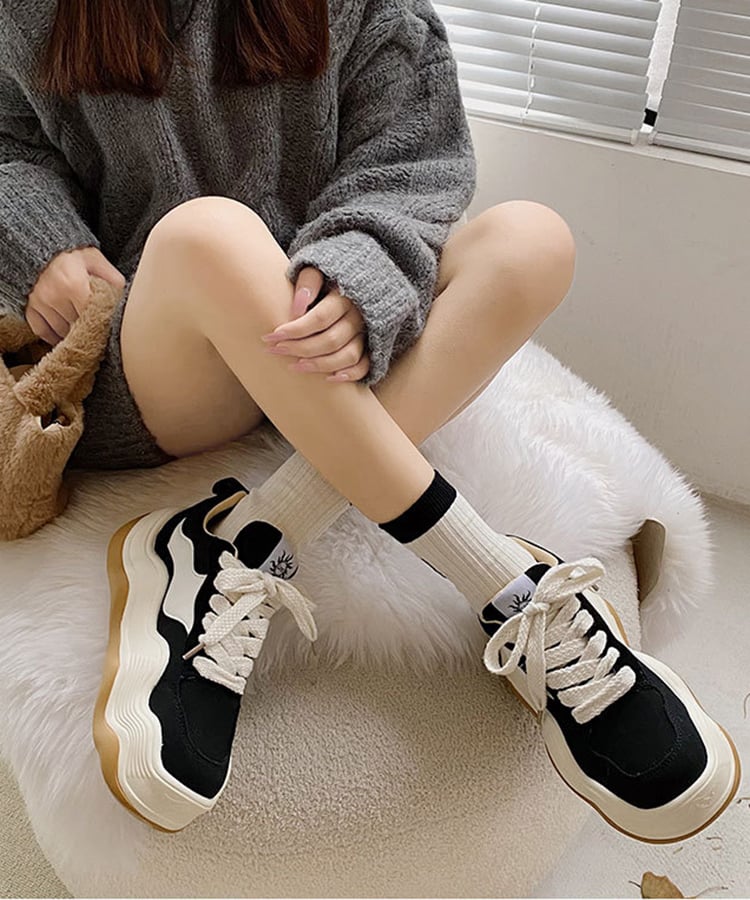 ごつめのスニーカーやブーツ