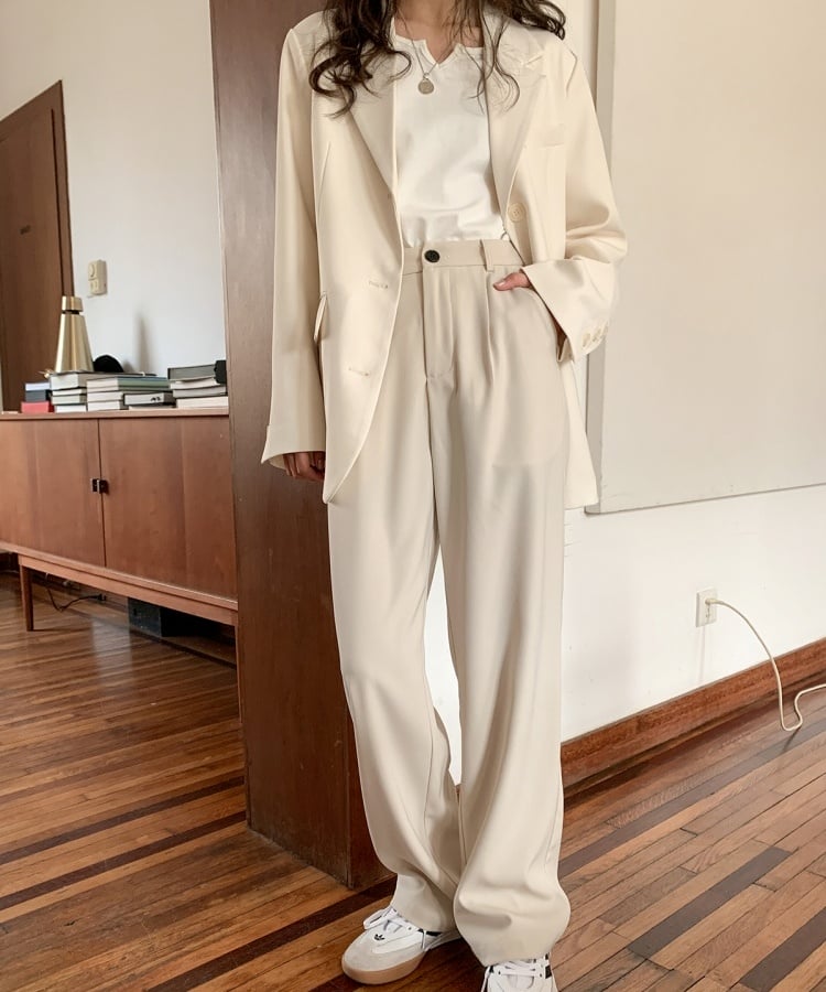 【春編】「テーラードジャケット×Tシャツ×スラックスパンツ」でオフィスカジュアル風に【40代~】