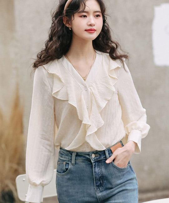 おしゃれにもビジネスシーンにも使えるブラウスは大活躍!