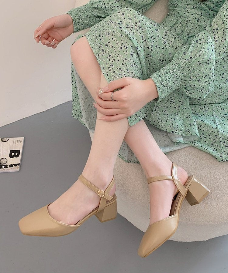 足元はパンプスがベスト