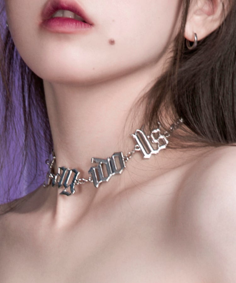 インパクトのあるネックレスやピアス