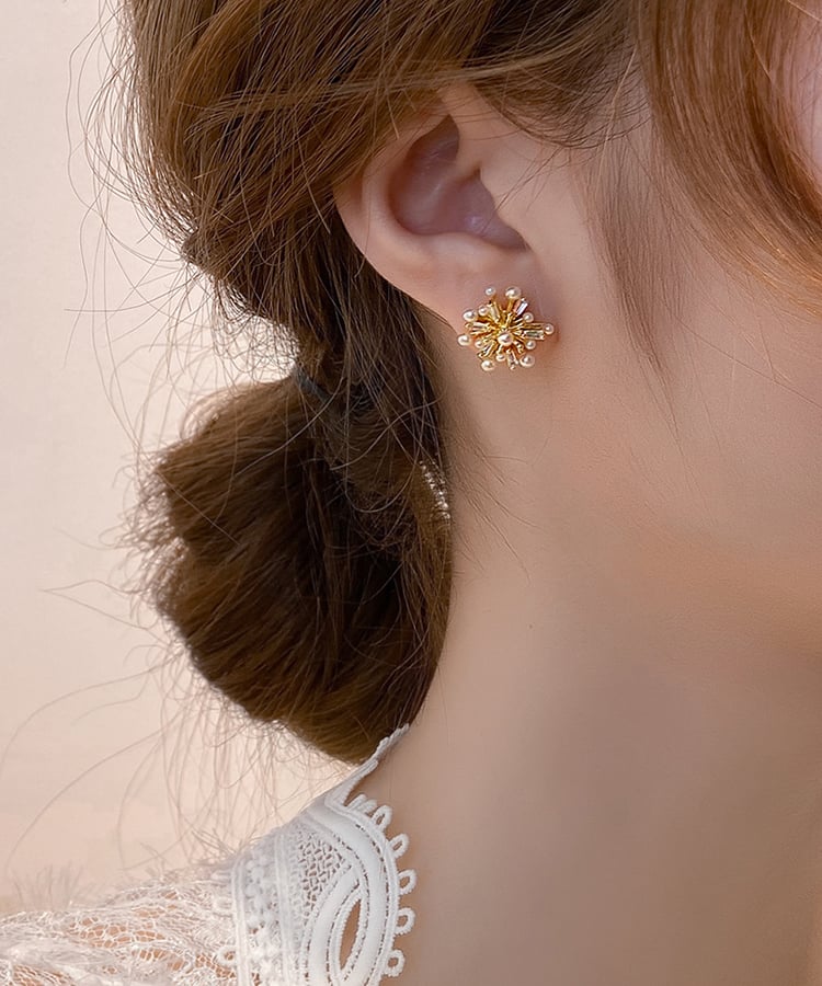 アクセサリーは華奢なデザインでまとめて