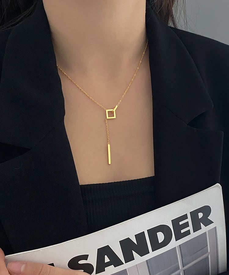 アクセサリーはあえて華奢にして外すのも◎