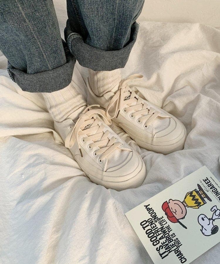 足元はフラットな靴をチョイス